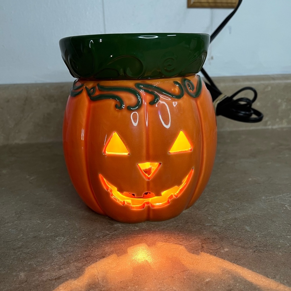 Scentsy Jack O Lantern Pumpkin Warmer - Picture 4 of 4